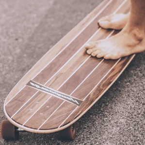 Hamboards Logger with bare feet on the deck.