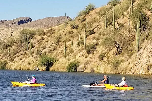 Kayaking and paddleboarding near Phoenix, Arizona at Saguaro lake